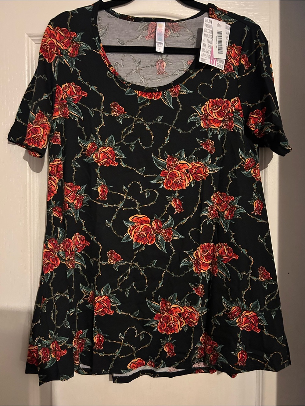 LuLaRoe Classic Tee Red Rose 🌹 Print Size medium Floral